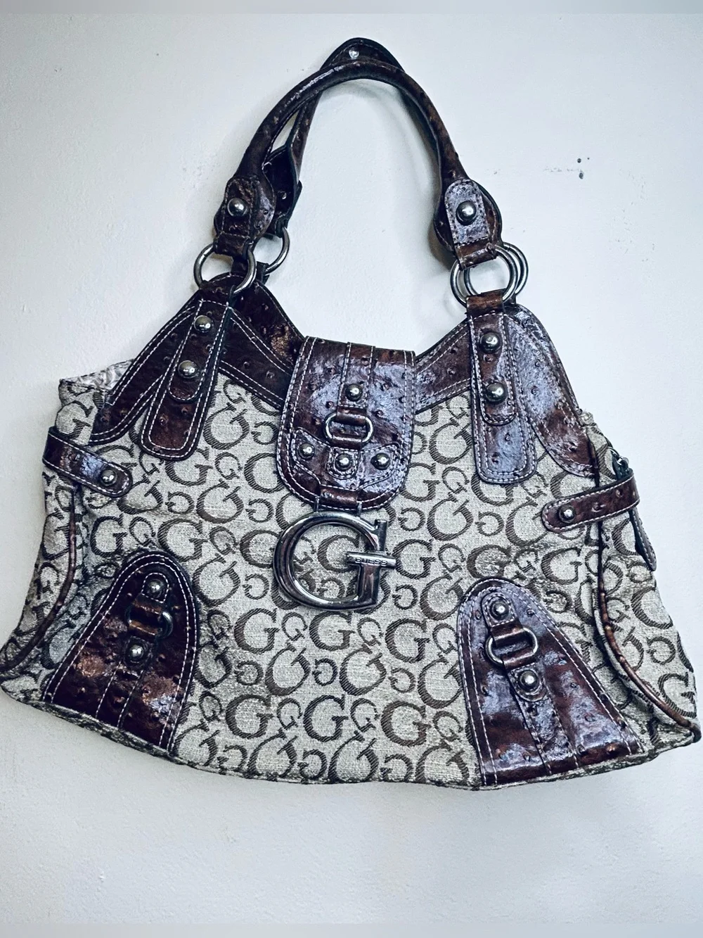 Y2K GUESS OZZIE SHOULDER BAG in Brown and Cream
